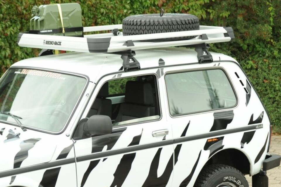 Lada Niva mit Gepäckträger. Lada Niva mit Gepäckträger.