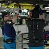Passive Exoskelette werden in der Automobilindustrie etwa für Überkopfarbeiten eingesetzt.