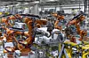Die Karosse eines Mini Countryman wird von Robotern in der Montage bearbeitet.