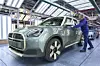 Ein fertiger Mini Countryman wird von einem Mitarbeiter in der finalen Qualitätskontrolle begutachtet.