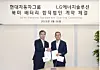 Jaehoon Chang, CEO der Hyundai Motor Company (links) und Youngsoo Kwon, CEO von LG Energy Solution | Hyundai und LG bauen gemeinsam Batteriezellen