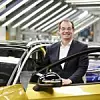 Christian Vollmer an einem Volkswagen-Modell in der Fertigung