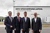 Werkleiter Hans-Peter Kemser, Vorstandsvorsitzender Harald Krüger, Sachsens Ministerpräsident Stanislaw Tillich und Joachim Kolling, Leiter BMW Group Energy Services nehmen die BMW Speicherfarm Leipzig in Betrieb.