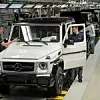 Weißer Mercedes-AMG G63 bei der Produktion in der Halle.