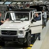 Mercedes-Benz produziert 20.000 G-Klassen in diesem Jahr Weißer Mercedes-AMG G63 bei der Produktion in der Halle.
