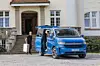 Ford und VW hatten 2020 eine umfangreiche Kooperation bei leichten Nutzfahrzeugen vereinbart und stellen nun nach dem Pick-up Amarok den gemeinsam entwickelten VW Transporter (im Bild die neue Caravelle) auf der IAA vor.