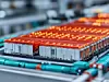 Am 9. und 10. Juli 2025 findet die Konferenz „The Automotive Battery – Key Technology for Electric Vehicles“ in München statt. Alle relevanten Infos im Vorfeld dieses Treffens der Fahrzeugbatterie-Branche finden Sie in unserem Übersichtsartikel. Batterietechnologien entwickeln sich rasant weiter und verändern grundlegend die Welt der Elektromobilität. Vor dem Hintergrund neuer gesetzlicher Rahmenbedingungen, Technologien und wachsender Anforderungen an Nachhaltigkeit ist es wichtiger denn je, die aktuellen Entwicklungen zu beleuchten. Die Automotive Battery Conference 2025 bringt führende Industrieexperten, Ingenieure und Entscheider in den SZ Tower nach München, um aktuelle technische Herausforderungen, Markttrends und regulatorische Auswirkungen zu diskutieren. Das zweitägige Konferenzprogramm kombiniert wegweisende Keynotes, technische Deep Dives und praxisnahe Diskussionsrunden mit einer kuratierten Fachausstellung und exklusiven Networking-Formaten am Abend. Die diesjährige Agenda fokussiert die momentan drängendsten Themen entlang der gesamten Batterie-Wertschöpfungskette: Neue EU-Batterieverordnung & Battery Passport: Rechtliche Anforderungen als strategischen Vorteil nutzen. Second Life & Recycling: Den vollen Lebenszykluswert von Batterien ausschöpfen. Batteriesicherheit & -kühlung: Innovationen zur Vermeidung thermischer Kettenreaktionen und zur Effizienzsteigerung im Thermomanagement. Solid-State & Sodium-Ion: Zellchemien der nächsten Generation und Benchmarks. Zellproduktion & Skalierung von Gigafactories: Resilienz in kostenintensiven Märkten aufbauen. Eröffnet wird die Konferenz mit Begrüßungsworten von Anne von Türckheim-Horch (Director International Events, Ultima Media Germany) und Peter Gresch (Chairman, Managing Director, PGUB Management Consultants). Zu den Highlights des ersten Konferenztags zählen – generell in englischer Sprache gehaltene – Vorträge von: Dominik Renner, Head of Product Management for Batteries, MAN Truck & Bus SE: “The Way to Zero Emission”. Christian Kleinhans, Senior Vice President, Ioncor (formerly Valmet Automotive): “Heavy-duty Electrification: Challenges and Key Battery Trends”. Dr. Nicolas Jäckel, Team Leader BMS, Lion Smart: “Recent Developments in Battery Management Systems”. Eric Reiter, CEO & Co-Founder, Digital Automotive IT Manufactory & Henner Lehne, VP Global Forecasting, S&P Global Mobility: “Challenges in E-Mobility Sales Planning”. Tilmann Vahle, Founder & Lead, Battery Pass Consortium / Chemicals Lead Germany, Quantis: “Battery Passports as Enablers for a Competitive, Sustainable Value Chain”. Jonas Gorsch, Lead Cell Engineering & Research Associate, RWTH Aachen University: “BYD vs. Tesla – Cell Tech Benchmark”. Denis Düzgün, Systems Engineer & Doctoral Candidate, Dräxlmaier & Andreas Fraunhofer, Head of Predevelopment Battery Systems, Dräxlmaier: “Scaling or Losing – The Necessity of Engineering Frontloading”. Maximilian Schirp, CTO & Co-Founder, Ivilion: “Structural Battery Cooling Technologies”. Christin-Marie Boudgoust, Chief Commercial Officer, Morrow Batteries: “Challenges and Opportunities in the Global Battery Market”. Leo Rose, Business Development Manager, Univercell: “Battery Manufacturing for Special Applications”. Matthias Zentgraf, Advisor to CEO, CATL Europe: “Cell Production in a High-Cost Country”. Am zweiten Konferenztag liegt der Fokus auf Zellinnovationen, nachhaltigem Design und zirkulären Wertschöpfungsstrategien: Dr. Juliane Kluge, Head of Cell Chemistry and Methods, BMW Group: “Next Generation Battery Cell Technology”. Florian Forst, Director Sales Product Line Battery, Elringklinger: “Immersion Temperature Control in HV Batteries”. Dr. Jannis Küpper, Technical Specialist Battery Cell, FEV Europe: “Sodium-ion vs. Lithium-ion Battery Benchmark”. Dr. Jens Krömer, Director Global Sales & Markets, Surtec International: “Modern Surface Treatments for Lightweight Battery Components”. Zheren Wang, Group Lead Battery, Forward Engineering: “Composite Battery Enclosures”. Matthias Breidenbach, Head of Business Development, Cylib: “Holistic Battery Recycling”. Dr. Dominik Lembke, Chief Business Development Officer, Librec: “Black Mass Production”. Steffen Hinderer, Director, BHS Sonthofen: “Industrial-Scale Battery Recycling”. Dr. Matthias Ballweg, Co-Founder, Circular Republic by Unternehmer TUM: “Building Circular Battery Value Chains”. Begleitend zur Konferenz findet eine Fachausstellung statt, die aktuelle Batterietechnologien und strategische Partner vorstellt. Bestätigte Aussteller sind unter anderem: Elringklinger – Systempartner für E-Mobility, Thermomanagement und Leichtbaustrukturen. FEV – Engineering-Dienstleister für Elektrifizierung, Digitalisierung und Antriebsentwicklung. Librec – Pioniere im Recycling von Lithium-Ionen-Batterien und Anbieter zirkulärer Lösungen. Teilnehmende haben an beiden Konferenztagen unter anderem Zugang zu Produktdemonstrationen, exklusiven Networking-Möglichkeiten und potenziellen Kooperationspartnern aus der Industrie.