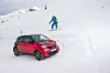 Zwei Welten, ein Ziel: Der Snowboarder driftet, der Smart will das auch können.