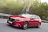 Der Mazda 6 Kombi D-150 AWD mit marginal geänderter Frontansicht. Alle