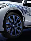 Studie BMW i Hydrogen Next - blaue Elemente zeigen die Brennstoffzellen-Technologie