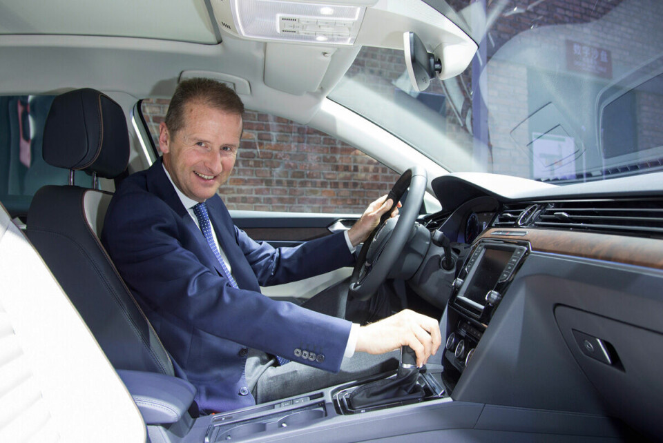 Herbert Diess:Der VW-Markenchef und frühere BMW-Manager hat neben Müller die heikelste Aufgabe im Konzern. Er muss die ertragsschwache Kernmarke VW Pkw sanieren. Die Kosten sollen runter. Schon vor den Gesprächen mit der Arbeitnehmerschaft über den 'Zukunftspakt' legte er sich mit Osterloh an. Auch gegen Diess (58) laufen Ermittlungen wegen möglicher Marktmanipulation. Er gilt als ein Kronprinz Müllers. id-08-diess-herbert-volkswagen.jpg