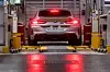 Ein BMW M8 Gran Coupé in der Fertigungslinie des Werks Dingolfing.