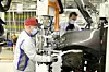 Zwei Mitarbeiter bei Volkswagen im Werk Zwickau verbauen das Frontend am ID.3.