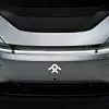 Front eines grauen Fahrzeugs von Faraday Future mit illuminiertem Firmenlogo