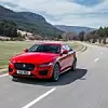 Der facegeliftete Jaguar XE wirkt etwas breiter und kraftvoller