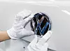 VW-Logo wird am Auto befestigt