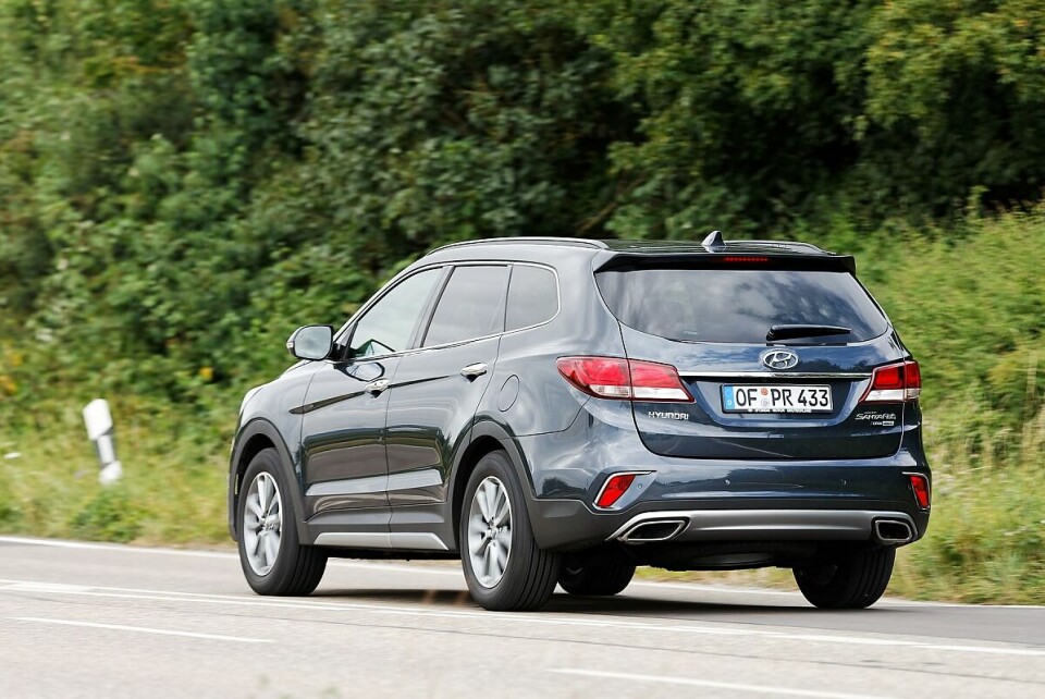 1,89 Meter breit und... ap-20267-bild03_praxistest_hyundai_grand_santa_fe_22_crdi-jpg.jpg