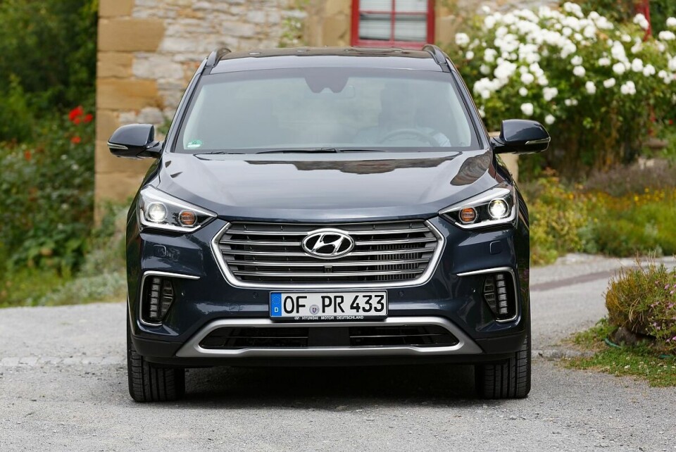 Die Front schaut gewaltig aus. ap-20267-bild05_praxistest_hyundai_grand_santa_fe_22_crdi-jpg.jpg