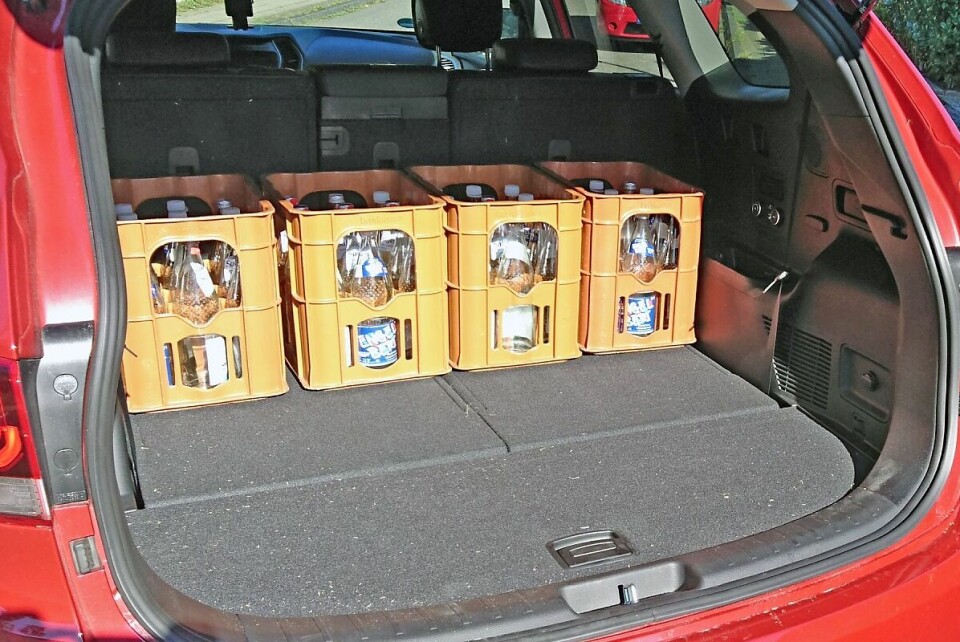 Vier Getränkekisten nebeneinander? Kein Problem. ap-20267-bild14_praxistest_hyundai_grand_santa_fe_22_crdi-jpg.jpg