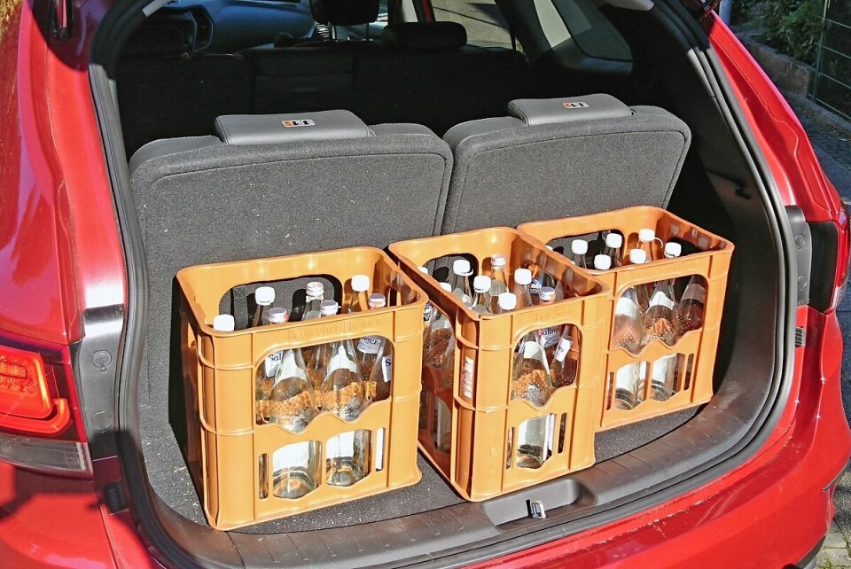 Selbst bei sieben genutzten Sitzen passen noch drei Kästen hinein. ap-20267-bild15_praxistest_hyundai_grand_santa_fe_22_crdi-jpg.jpg