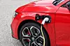 Skoda Octavia Combi RS iV - an einer 230-Volt-Steckdose dauert es fünf Stunden, bis die Akkus voll sind.