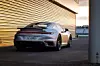 Der Porsche 911 Turbo S ist in absehbarer Zeit nicht von der Elektrifizierung betroffen. E-Fuels könnten die Lebenszeit der Ikone jedoch erheblich verlängern.