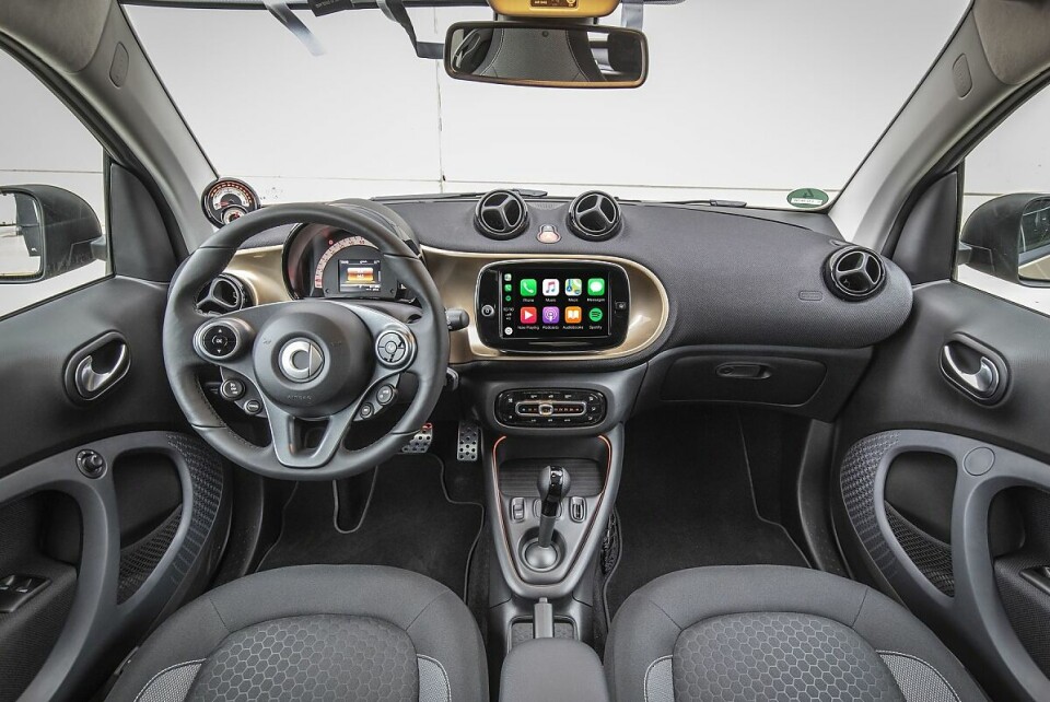 Auch das Cockpit ist überarbeitet - der Touchscreen misst acht Zoll. Smart EQ Fortwo - Cockpit überarbeitet