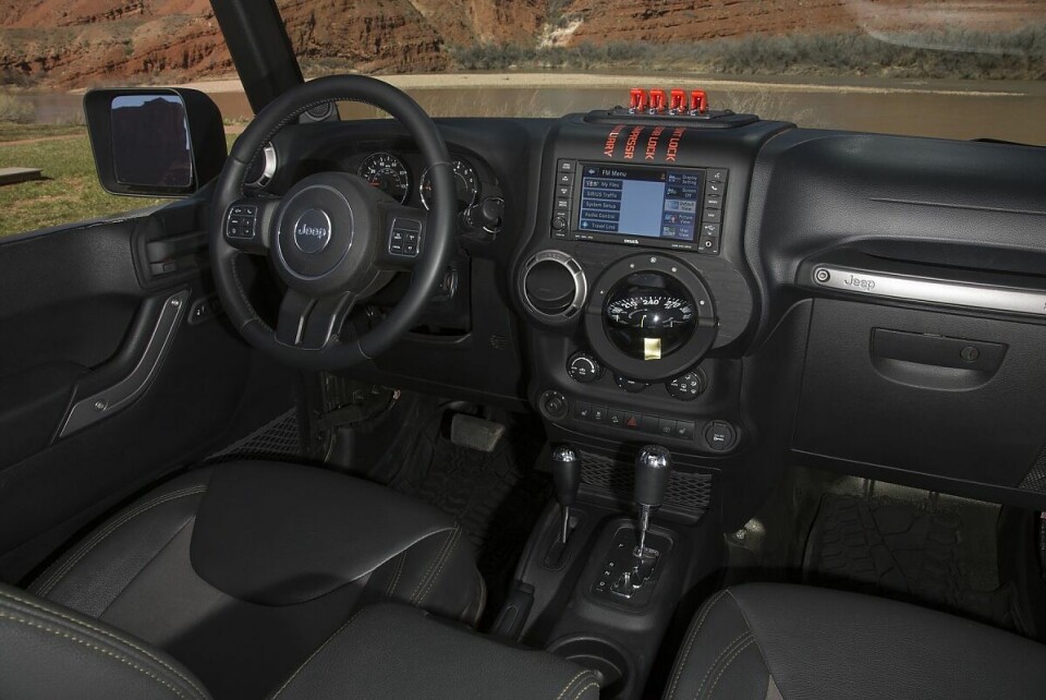 Im Cockpit fällt ein riesiger Kompass auf.