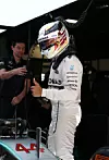 Lewis Hamilton fährt mit Arai-Rennhelmen.