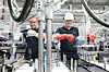 Zwei Valmet-Mitarbeiter bei der Batterieproduktion.