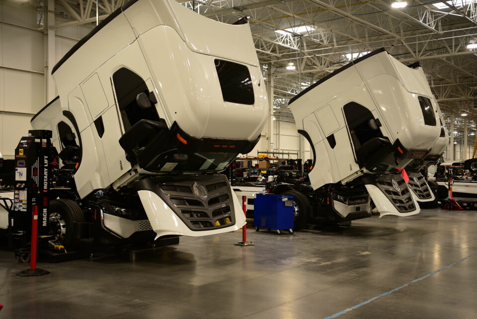 Hängende Köpfe bei Nikola: Der E-Lastwagenbauer meldet Insolvenz an. Nikola Lastwagen