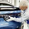 Das VW-Logo wird am Heck des ID.5 angebracht.