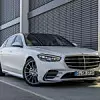 Frontansicht einer weißen Mercedes-Benz S-Klasse 500 4MATIC.