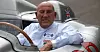 Rennfahrerlegende Stirling Moss im Mercedes-Klassiker.