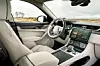 Der Innenraum des Jaguar F-Pace P400e wurde überarbeitet.