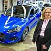 Werkleiterin Kerstin Lauer mit dem neuen Ford Focus