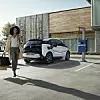 Frau spaziert an BMW i3 vorbei.