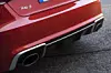 Die Abgasanlage im Heck des Audi RS 3 Sportback ist von einem matt silberen Rahmen eingefasst
