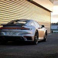 Porsche will mit E-Fuel den Verbrenner retten Der Porsche 911 Turbo S ist in absehbarer Zeit nicht von der Elektrifizierung betroffen. E-Fuels könnten die Lebenszeit der Ikone jedoch erheblich verlängern.
