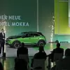 Opel-Chef Michael Lohscheller zeigt den neuen Mokka