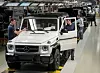 Weißer Mercedes-AMG G63 bei der Produktion in der Halle.