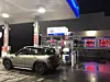 Mini Cooper S E Countryman All4 bei einem Tankstopp
