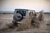 Der Mercedes-AMG G 63 wühlt sich ohne Rücksicht auf Verluste durch den Sand.