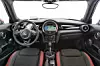 Das Cockpit des Mini John Cooper Works mit Automatikgetriebe.