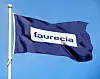 Faurecia-Logo auf Fahne.