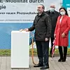 Feierliche Inbetriebnahme der größte zusammenhängende Photovoltaikanlage bei Dräxlmaier mit dem bayerischen Wirtschaftsminister Hubert Aiwanger(vorne).
