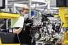 Ein Mann arbeitet an der Motorenproduktion im Daimler-Werk Untertürkheim.