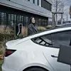 Amperfied_Wallbox_connect.business_Fahrzeuge_Mann_Frau_Unternehmen_Parkplatz.jpg