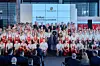 Auf dem Bild sind viele Auszubildende bei der Eröffnung des Ausbildungszentrums von Porsche zu sehen