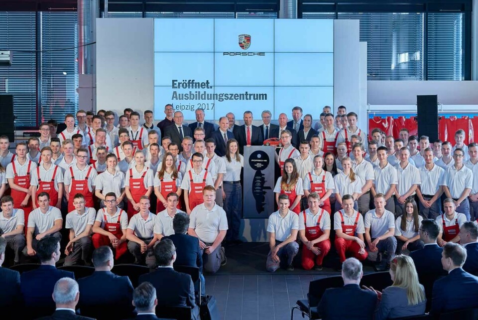 Eröffnung des neuen Porsche Ausbildungszentrums in Leipzig. Auf dem Bild sind viele Auszubildende bei der Eröffnung des Ausbildungszentrums von Porsche zu sehen